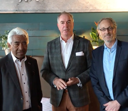 Ton Veraart met twee genodigden bij de cheque-overhandiging aan goed doel SSVA