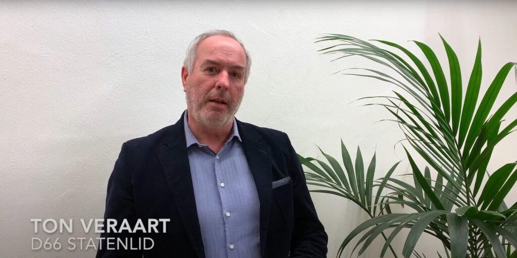 Ton Veraart, D66-statenlid, in een video over asfalt