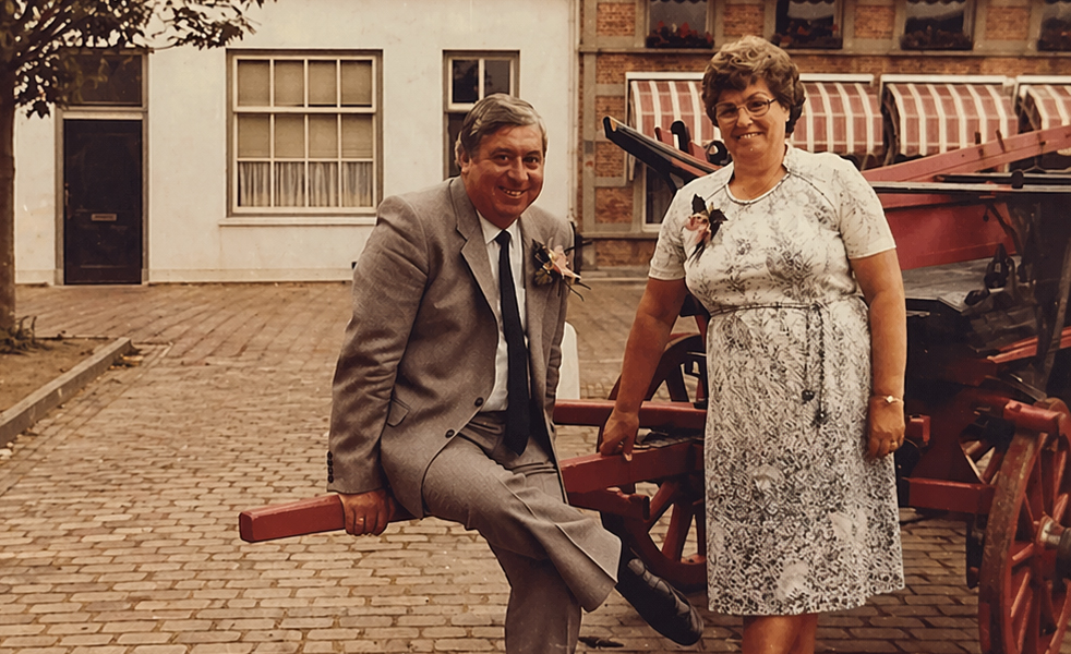 Herman en Ger Veraart-van Vliet bij hun 25-jarig huwelijksjubileum, augustus 1981