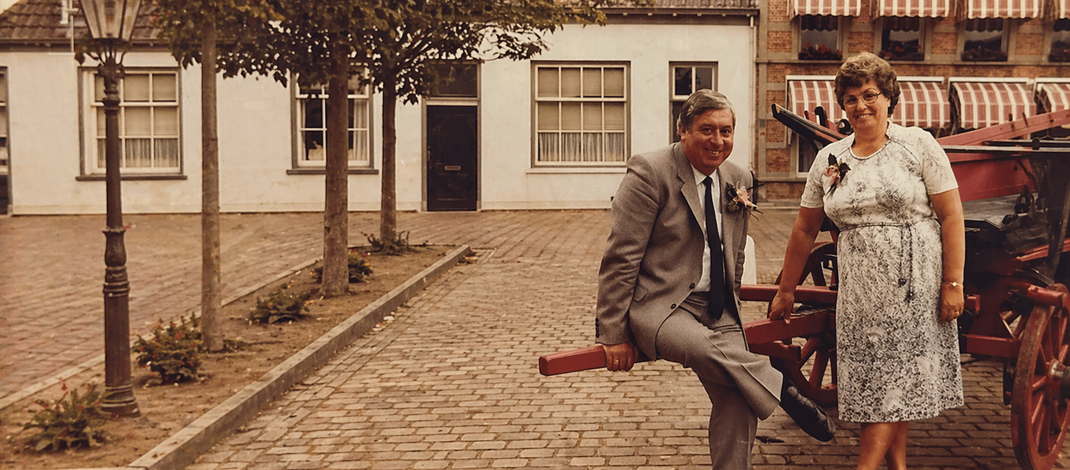 Herman en Ger Veraart-van Vliet bij hun 25-jarig huwelijksjubileum, augustus 1981